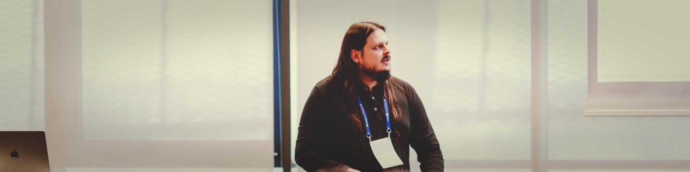 Kamil Kiełbasa podczas prezentacji na konferencji IT